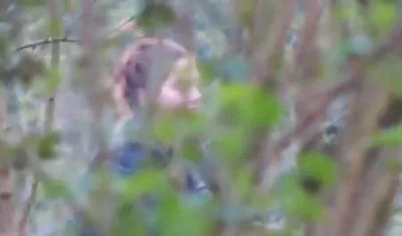 لباسهای فيلم سكس گلشيفته فراهانى نوجوانان شیطان شکافته شده و چهره اش را با جیز آغشته می کنند