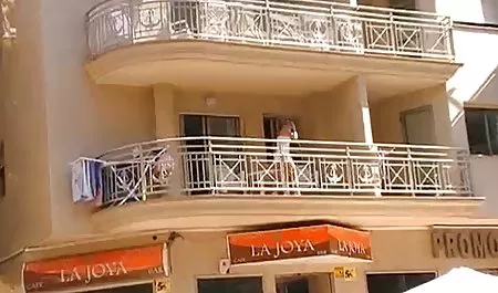 رایلی نیکسون کلیپ های جدید سکسی با استفاده از پاهای زیبا
